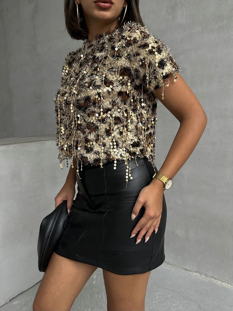 Crop Top with Sequins and Leopard Motif | Trendy and Eye-Catching Design